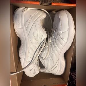 Nike Walker AS 5 sneakers in white. 7.5 in box